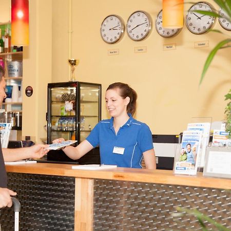 A&O Aachen Hauptbahnhof Hotel Bagian luar foto