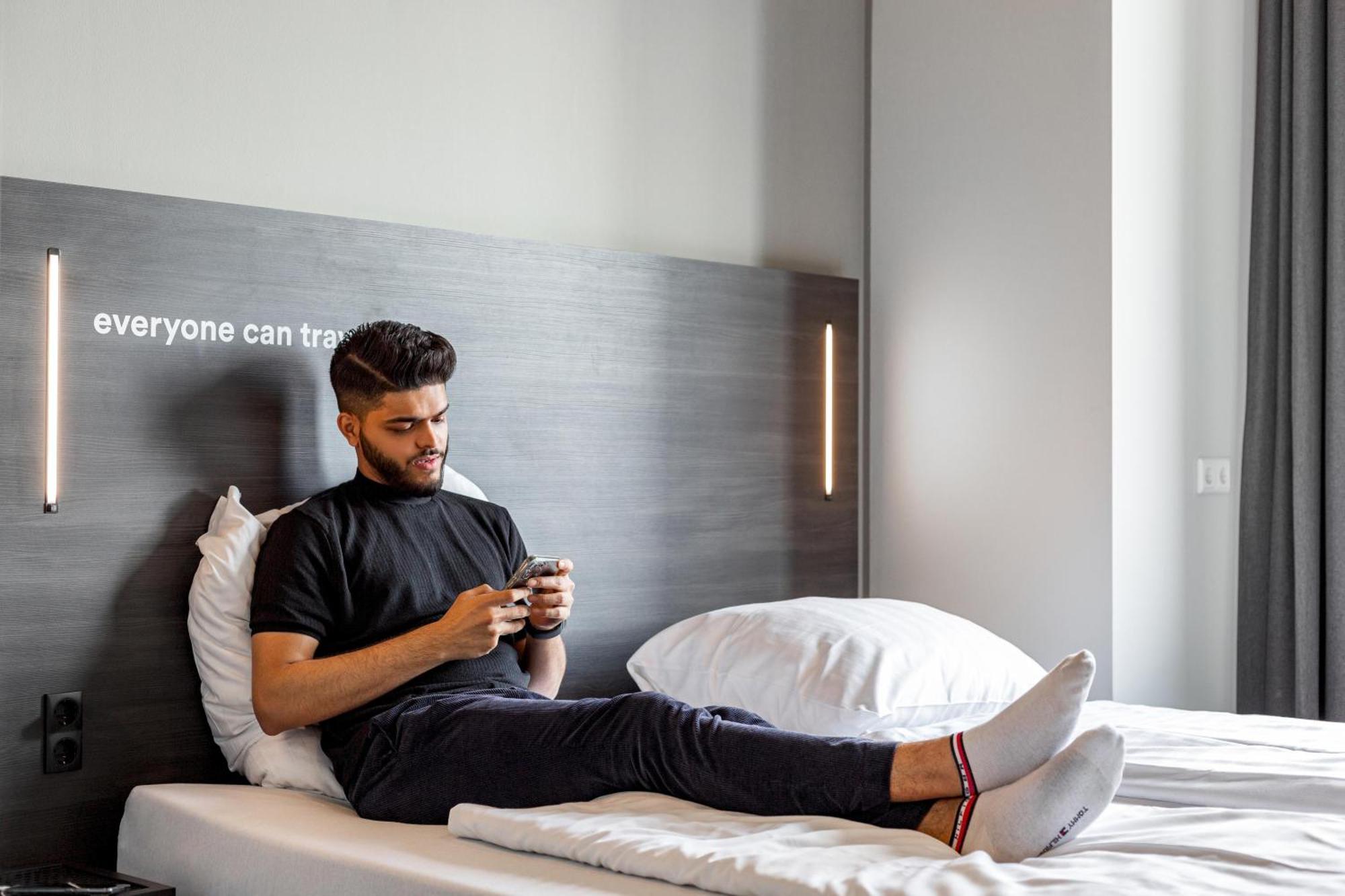 A&O Aachen Hauptbahnhof Hotel Bagian luar foto