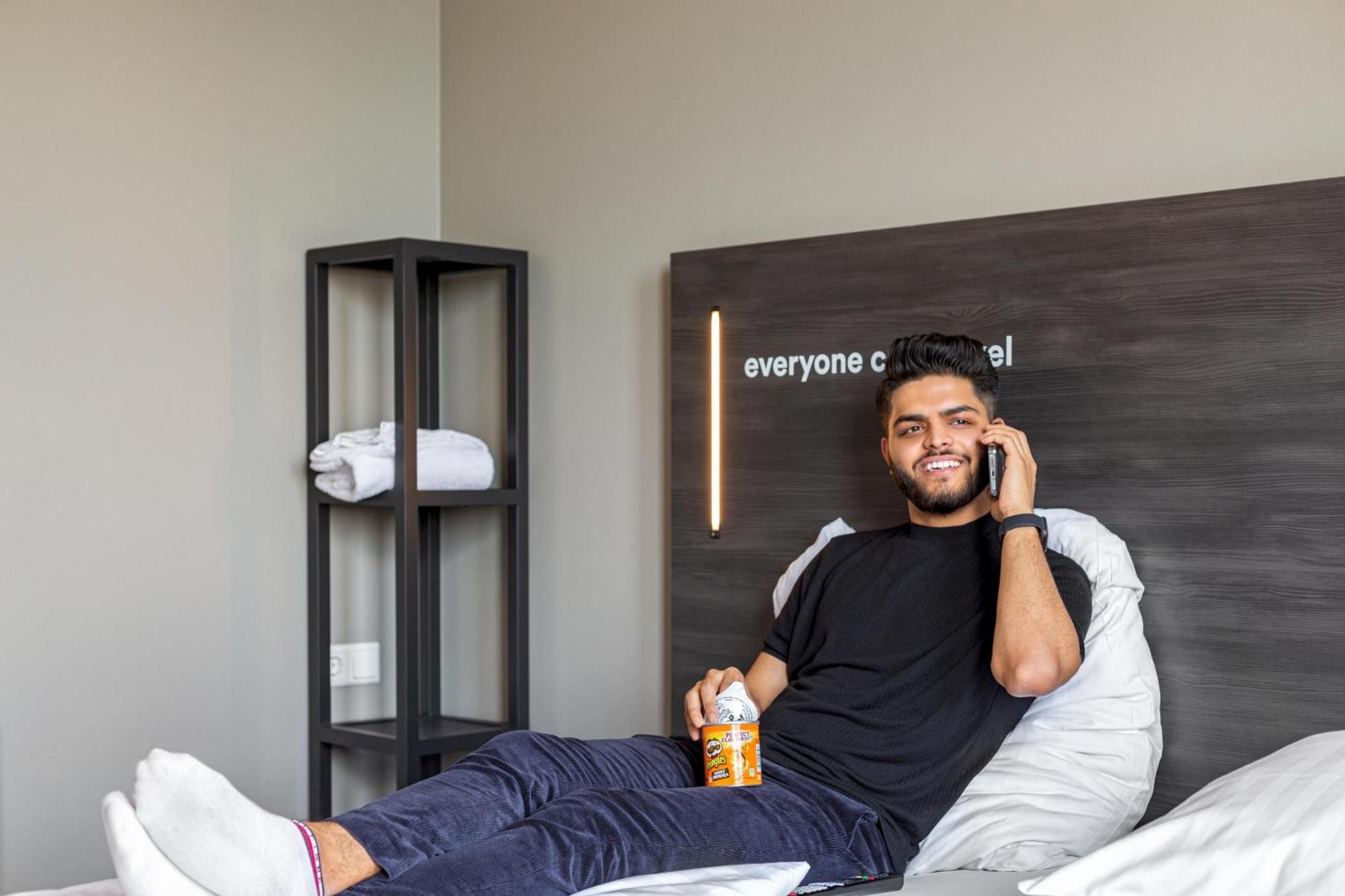 A&O Aachen Hauptbahnhof Hotel Bagian luar foto