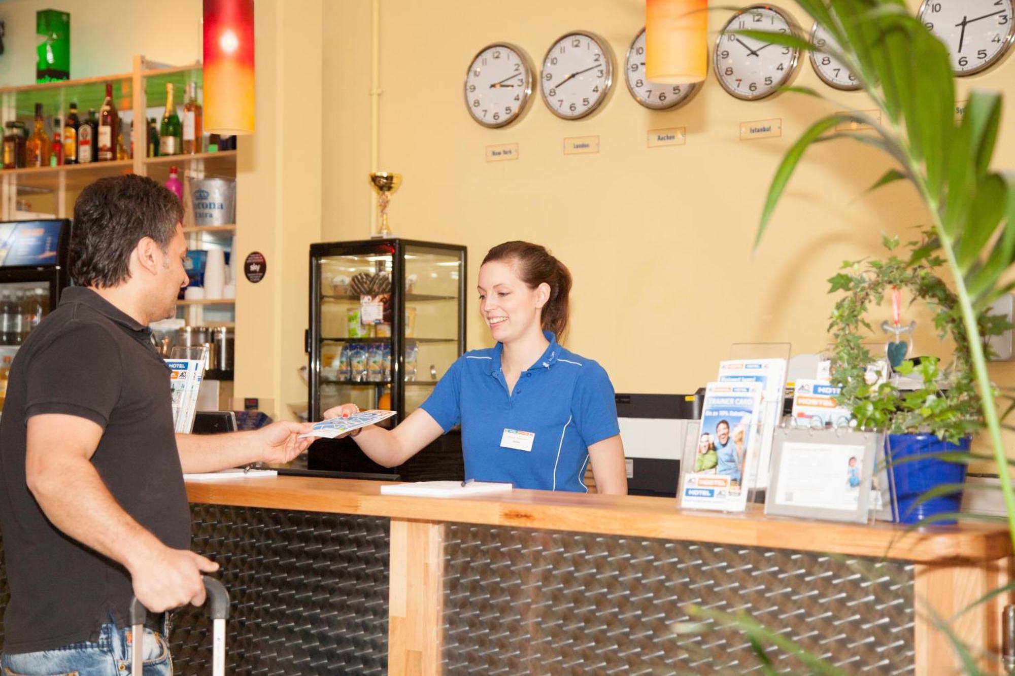 A&O Aachen Hauptbahnhof Hotel Bagian luar foto