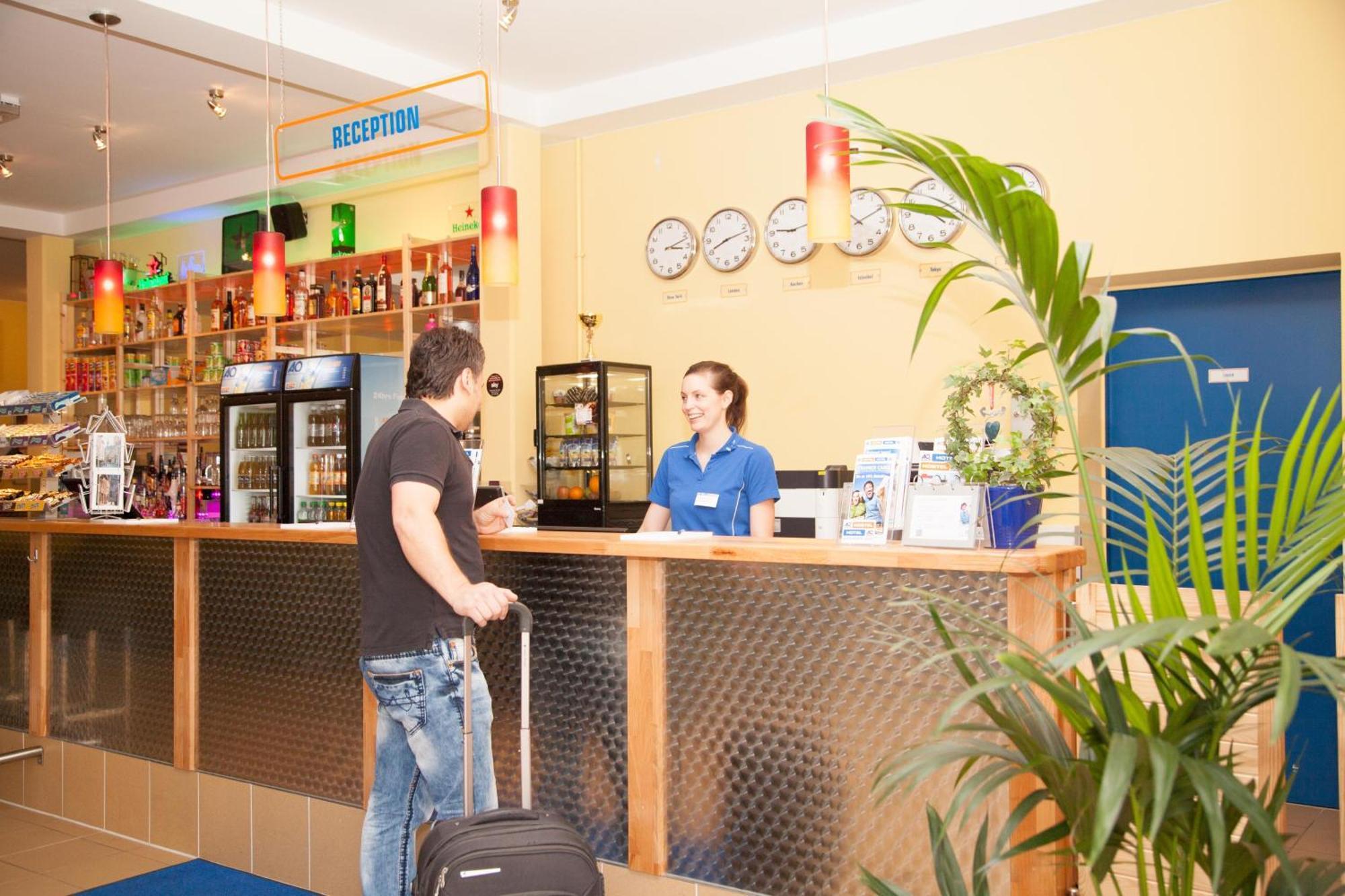 A&O Aachen Hauptbahnhof Hotel Bagian luar foto