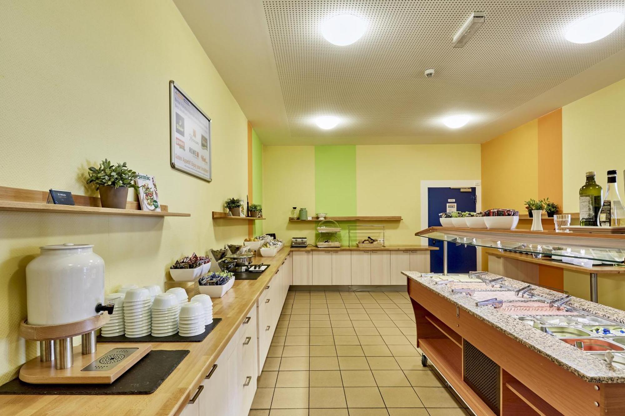A&O Aachen Hauptbahnhof Hotel Bagian luar foto