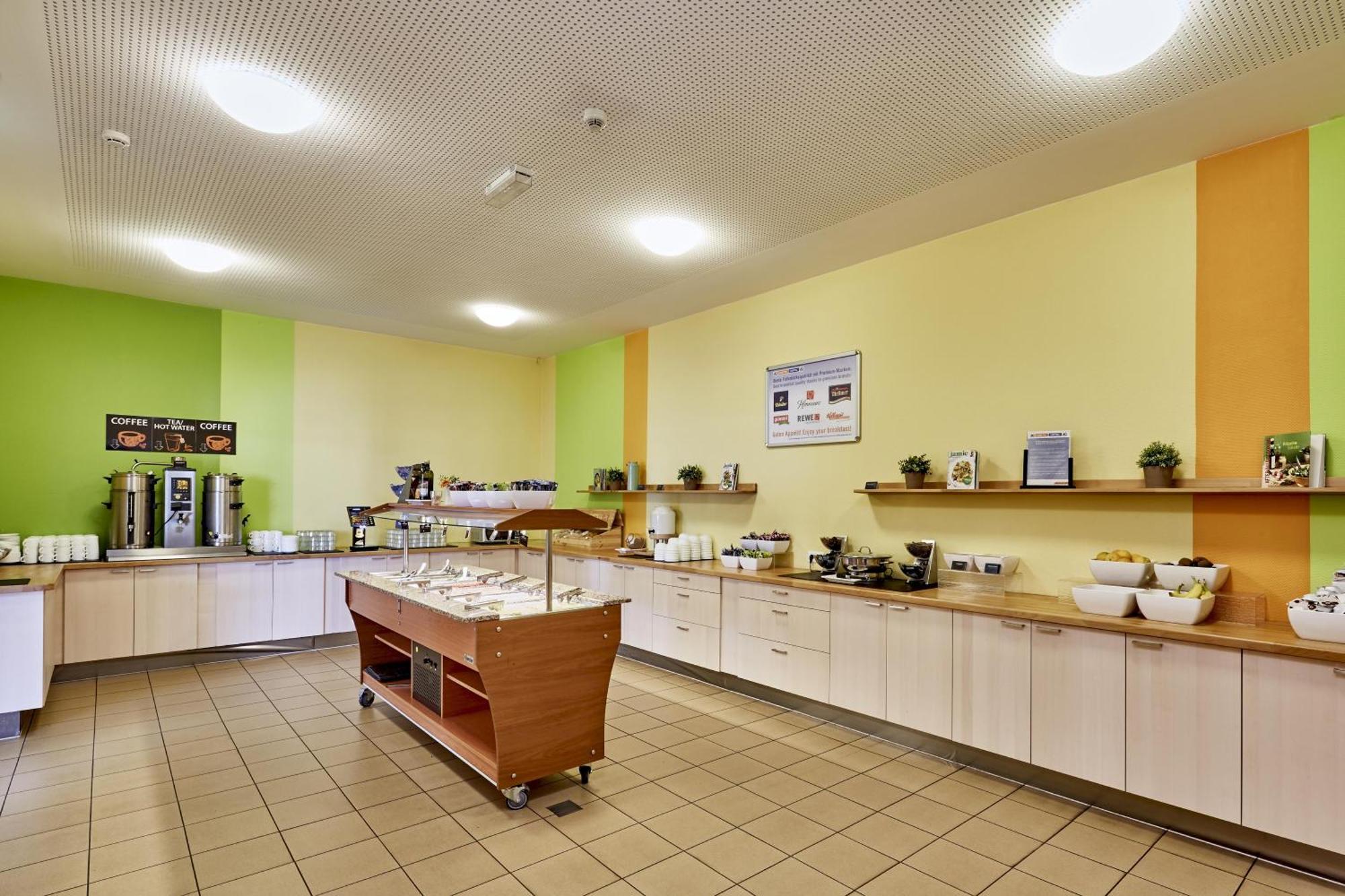 A&O Aachen Hauptbahnhof Hotel Bagian luar foto