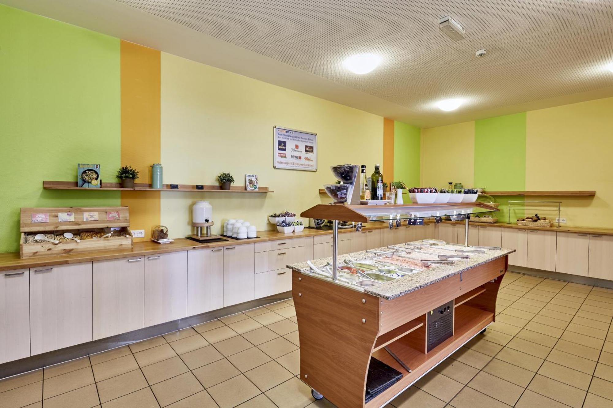 A&O Aachen Hauptbahnhof Hotel Bagian luar foto