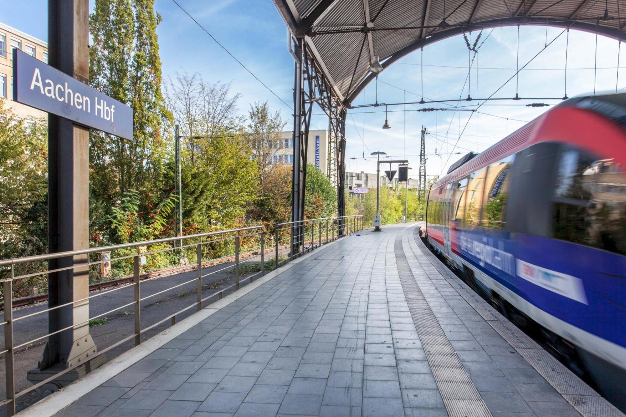 A&O Aachen Hauptbahnhof Hotel Bagian luar foto